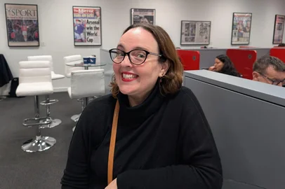 Susie Valerio, gaúcha que trabalha como intérprete para o Arsenal e em jogos da Seleção Brasileira em Londres.<!-- NICAID(16167861) -->