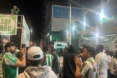 Torcedores do Juventude se reúnem para protestar contra proposta de SAF feita ao clube de Caxias do Sul. Mancha Verde comanda manifestação nesta terça-feira (6).<!-- NICAID(16031556) -->