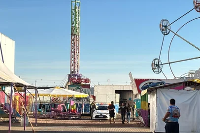 Ao menos 11 pessoas com idades entre oito e 42 anos ficaram feridas em um acidente na noite deste domingo (19) em um parque de diversões temporariamente instalado em Guaíba, na Região Metropolitana. A ocorrência foi por volta das 20h30min. Três pessoas seguem internadas no hospital.<!-- NICAID(16269090) -->