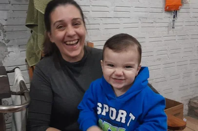 Família faz vaquinha para comprar aparelho aditivo ao filho de 2 anos, em Caxias do Sul<!-- NICAID(15598415) -->