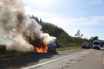 DIVISA ARROIO DOS RATOS E SÃO JERÔNIMO, RS, BRASIL, 06-08-2025: Trânsito. BR 290, na divisa entre Arroio dos Ratos e São Jerônimo, um Peugeot pegando fogo. Foto: Jefferson Botega/Agência RBSIndexador: jeff botega<!-- NICAID(16095320) -->