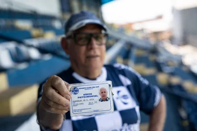 PORTO ALEGRE, RS, BRASIL, 2026-02-05: Fotos para o especial de gaúchão, Torcedor de Carteirinha. Na foto: Seu Bica, conhecido torcedor e sócio do São José. (Foto: André Ávila/Agência RBS)Indexador: Andre Avila<!-- NICAID(16219353) -->