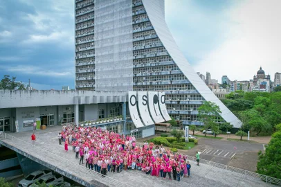 Servidores do Caff participam de foto coletiva do Outubro Rosa<!-- NICAID(15898199) -->