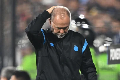 Gremio's head coach Mano Menezes gestures during the Copa Sudamericana knockout round play-off football match between Peru's Alianza Lima and Brazil's Gremio, at the Alejandro Villanueva stadium in Lima, on July 16, 2025. (Photo by ERNESTO BENAVIDES / AFP)Editoria: SPOLocal: LimaIndexador: ERNESTO BENAVIDESSecao: soccerFonte: AFPFotógrafo: STF<!-- NICAID(16082146) -->