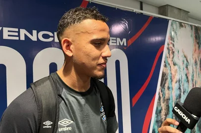 Gustavo Martins comemora primeiro gol como profissional do Grêmio<!-- NICAID(15471782) -->