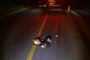 Homem cai de moto e morre atropelado por caminhão em Antônio Prado. Ele foi identificado como William Paulo Silva dos Passos, 33 anos<!-- NICAID(15347064) -->