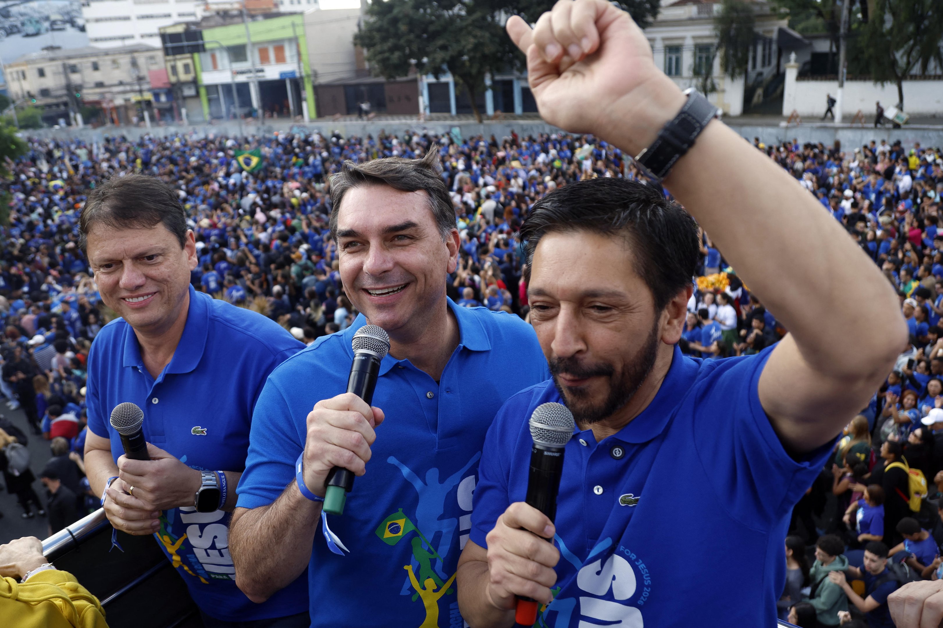 Flávio Bolsonaro participa da Marcha para Jesus e diz que o país está  passando por uma "guerra espiritual" | GZH