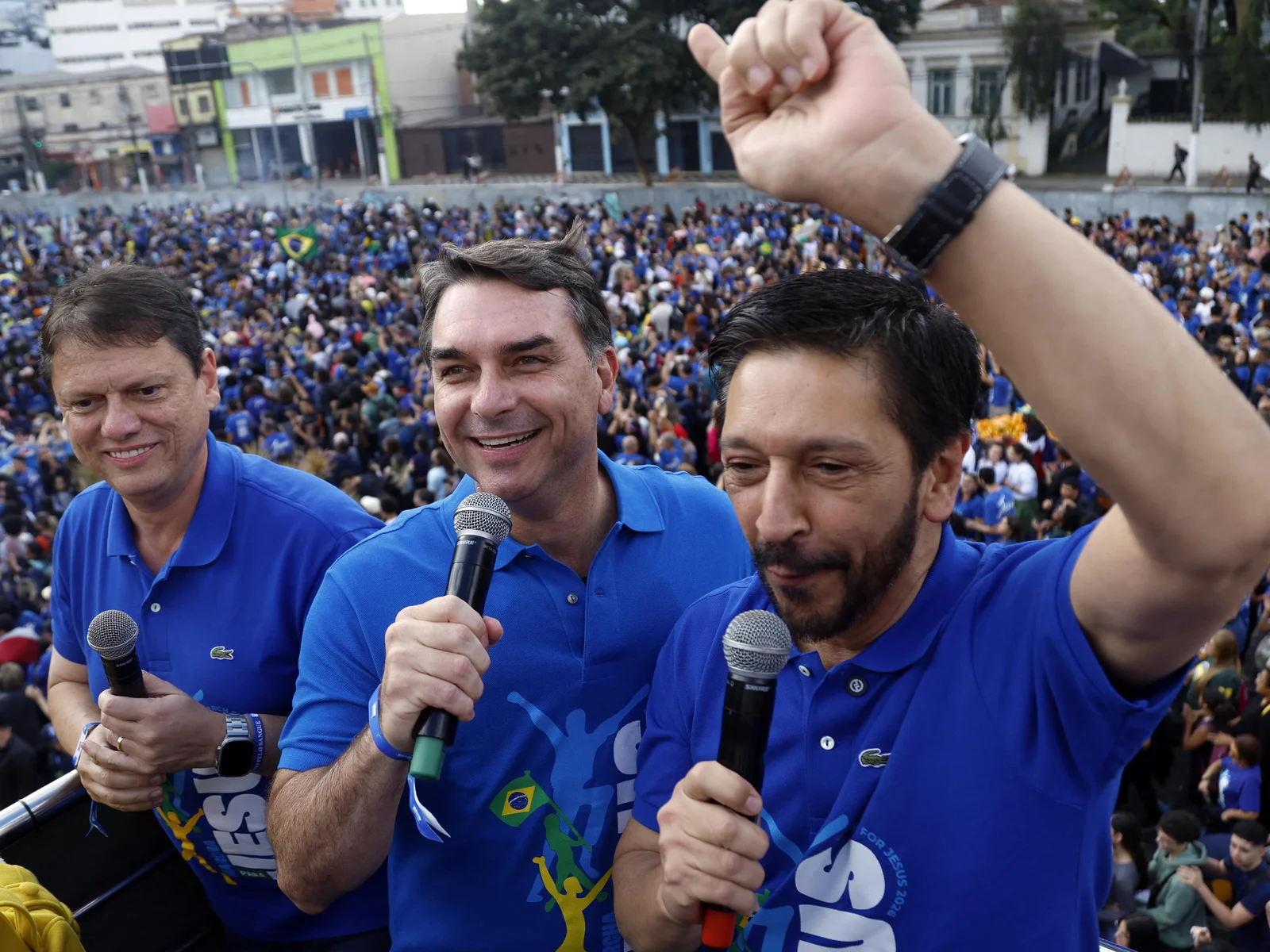 Flávio Bolsonaro participa da Marcha para Jesus e diz que o país está passando por uma "guerra espiritual" | GZH