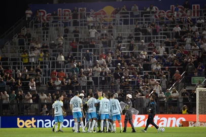 SP - BRASILEIRO A 2025, BRAGANTINO X GRÊMIO - ESPORTES - SP - BRAGANÇA PAULISTA - 04/10/2025 - BRASILEIRO A 2025, BRAGANTINO X GRÊMIO -] jogador do grêmio discute com jogador  do Grêmio durante partida no estádio Cícero De Souza Marques pelo campeonato Brasileiro A 2025. 04/10/2025 - Foto: JOISEL AMARAL/AGIF - AGÊNCIA DE FOTOGRAFIA/AGIF - AGÊNCIA DE FOTOGRAFIA/ESTADÃO CONTEÚDO<!-- NICAID(16139507) -->