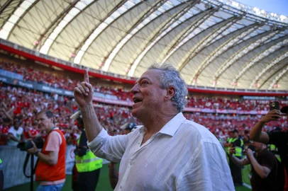PORTO ALEGRE, RS, BRASIL, 07-12-2025: Internacional vs RB Bragantino, no Beira-Rio, pelo Brasileirão Série A 2025. Técnico Abel Braga celebra com a torcida após salvar o Colorado do descenso. Foto: Jeff Botega/Agência RBS<!-- NICAID(16182205) -->