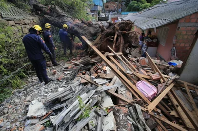 PORTO ALEGRE, RS, BRASIL - 22/01/2024 - Casa destruida pela queda de um eucalipto, fica sem luz e água. Bombeiros fazem o corte da água, e moradores aguardam que a prefeitura faça o religamento dos serviços de água. Além também de esperar pelo reestabelecimento da luz. FOTO: RONALDO BERNARDI, AGÊNCIA RBS<!-- NICAID(15656799) -->