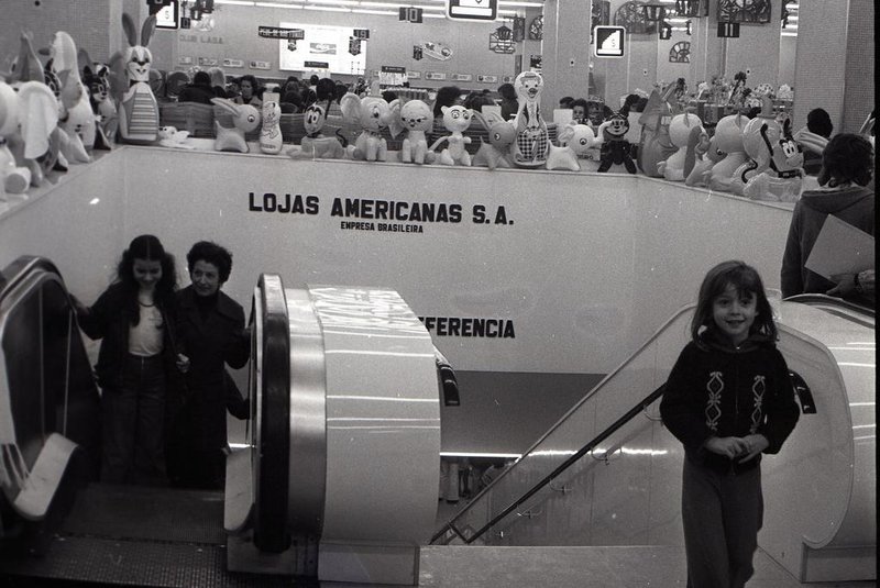 Lojas Americanas (fachada e interior) em 1975.#Envelope: 108484#Fotógrafo: Juan Carlos Gomez<!-- NICAID(15329005) -->