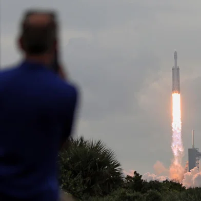 A SpaceX Falcon Heavy rocket with the Psyche spacecraft launches from NASA's Kennedy Space Center in Cape Canaveral, Florida, on October 13, 2023. The spacecraft is bound for Psyche, an object 2.2 billion miles (3.5 billion kilometers) away that could offer clues about the interior of planets like Earth. (Photo by CHANDAN KHANNA / AFP)Editoria: SCILocal: Kennedy Space CenterIndexador: GREGG NEWTONSecao: space programmeFonte: AFPFotógrafo: STR<!-- NICAID(15568281) -->