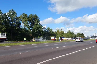 Fogo em veículo na freeway está sendo controlado pelo Corpo de Bombeiros<!-- NICAID(15948291) -->