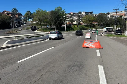 A Companhia de Desenvolvimento de Caxias do Sul (Codeca) inicia na manhã desta terça-feira (14/10) nova etapa da obra do acesso ao bairro Planalto, na zona sul da cidade. Depois das escavações para instalação de tubos de drenagem com diâmetro de 1m20cm na lateral da rodovia sentido bairros Lourdes-São Leopoldo, numa extensão de 180m, agora a rede precisará cruzar a BR-116. Por isso, demarcadores para estreitamento de pista serão instalados a partir das 9h desta terça-feira antes do acesso ao bairro Planalto, sentido bairros Lourdes-São Leopoldo. A principal alteração é o bloqueio das pistas sentido ao bairro São Leopoldo. Além disso, a alça que liga ao bairro Planalto será bloqueada, sendo necessário fazer o retorno no acesso do bairro Vila Verde.<!-- NICAID(16145609) -->