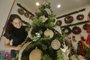 PORTO ALEGRE, RS, BRASIL - 14/11/2023 - Tendências para o Natal 2023 envolvem cores neutras e mesclagem de itens. Na foto, a proprietária da empresa de aluguel de árvores, Natal Decor, Debora Souza. FOTO: LAURO ALVES, AGÊNCIA RBS<!-- NICAID(15597004) -->