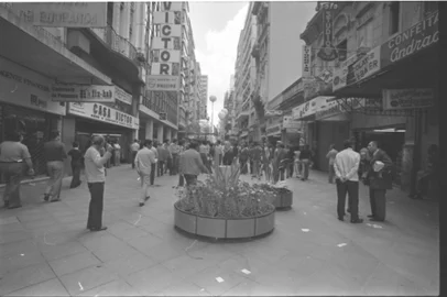 Calçadão da Rua dos Andradas (Rua da Praia), em novembro de 1974.Banca de Revistas esférica (ainda não inaugurada).O Calçadão foi inaugurado oficialmente em 08/11/74.-#ENVELOPE: 100795<!-- NICAID(14292635) -->