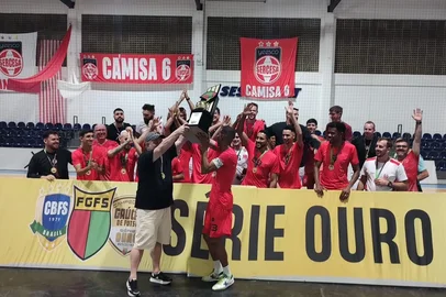 Time da Sercesa, de Carazinho, recebe a taça de campeã da Série Ouro em 2023.