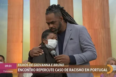 Manoel Soares abraça mulher no "Encontro" após relato de racismo: "A gente vai fazer acabar"<!-- NICAID(15163465) -->