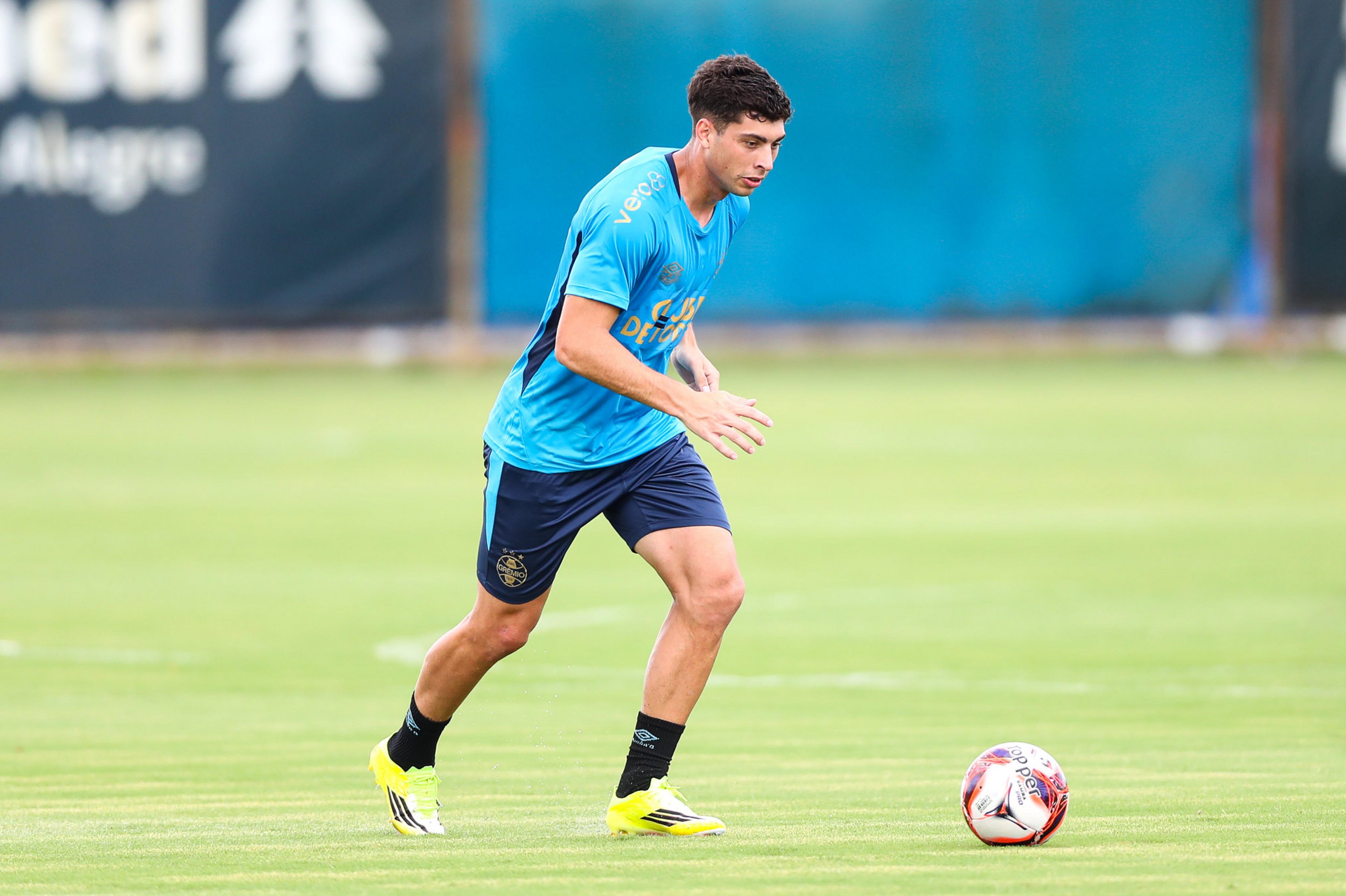 Mesmo fora da final do Gauch&atilde;o, volante reinicia treinos antes do elenco do Gr&ecirc;mio
