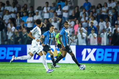 RS - FUTEBOL/CAMPEONATO BRASILEIRO 2025/GREMIO X SANTOS  - ESPORTES - Lance da partida entre Gremio e Santos disputada na noite desta quarta-feira, na Vila Belmiro, em Santos, em partida valida pela Campeonato Brasileiro 2025. FOTO: LUCAS UEBEL/GREMIO FBPA<!-- NICAID(16137553) -->