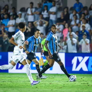 RS - FUTEBOL/CAMPEONATO BRASILEIRO 2025/GREMIO X SANTOS  - ESPORTES - Lance da partida entre Gremio e Santos disputada na noite desta quarta-feira, na Vila Belmiro, em Santos, em partida valida pela Campeonato Brasileiro 2025. FOTO: LUCAS UEBEL/GREMIO FBPA<!-- NICAID(16137553) -->