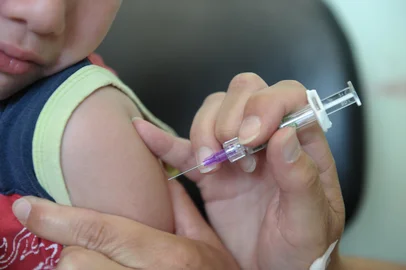 CAXIAS DO SUL, RS, BRASIL, 10/12/2022. Diante da baixa cobertura vacinal e do aumento de casos de meningite registrados na cidade, a Secretaria Municipal de Saúde (SMS) promove mais um mutirão de vacinação até às 14h deste sábado (10). A vacinação é voltada para crianças de três meses a cinco anos. Desde às 10h, o movimento é constante nas 24 Unidades Básicas de Saúde (UBSs) que abriram para aplicar as doses. (Bruno Todeschini/Agência RBS)Indexador: BTK<!-- NICAID(15292012) -->