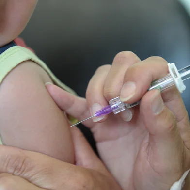 CAXIAS DO SUL, RS, BRASIL, 10/12/2022. Diante da baixa cobertura vacinal e do aumento de casos de meningite registrados na cidade, a Secretaria Municipal de Saúde (SMS) promove mais um mutirão de vacinação até às 14h deste sábado (10). A vacinação é voltada para crianças de três meses a cinco anos. Desde às 10h, o movimento é constante nas 24 Unidades Básicas de Saúde (UBSs) que abriram para aplicar as doses. (Bruno Todeschini/Agência RBS)Indexador: BTK<!-- NICAID(15292012) -->