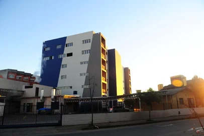 CAXIAS DO SUL, RS, BRASIL, 21/07/2021. Comunidade demonstra apoio à ampliação do Hospital Geral, de Caxias do Sul, com doações que variam de R$ 0,01 a R$ 900 mil. o completar um ano, campanha entra em segunda fase com foco em reforma do prédio atual. Na foto, novo anexo que deve ser entregue entre dezembro deste ano e março do ano que vem. (Porthus Junior/Agência RBS)<!-- NICAID(14840944) -->
