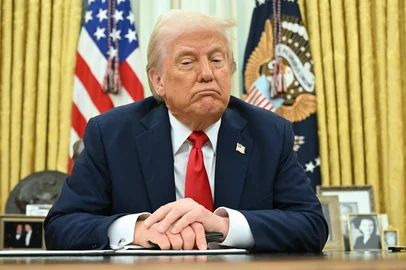 US President Donald Trump speaks as he signs an executive order targeting ticket scalping in the Oval Office of the White House in Washington, DC, on March 31, 2025. (Photo by SAUL LOEB / AFP)<!-- NICAID(16007737) -->