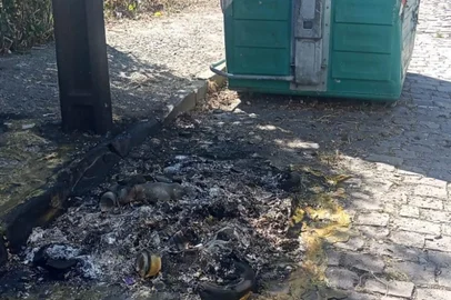 Contêiner incendiado no bairro Jardim Amérida, em Caxias do Sul. 11 contêineres incendiados em uma só noite.<!-- NICAID(15314798) -->