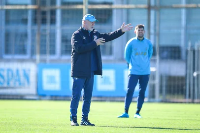 RS - FUTEBOL/ TREINO GREMIO 2025 - ESPORTES - Jogadores do Gremio realizam treino durante a manha desta sexta-feira, no CT Luiz Carvalho, na preparaÃ§Ã£o para a partida valida pelo Campeonato Brasileiro 2025. Na foto, Mano Menezes. FOTO: LUCAS UEBEL/GREMIO FBPA<!-- NICAID(16073543) -->