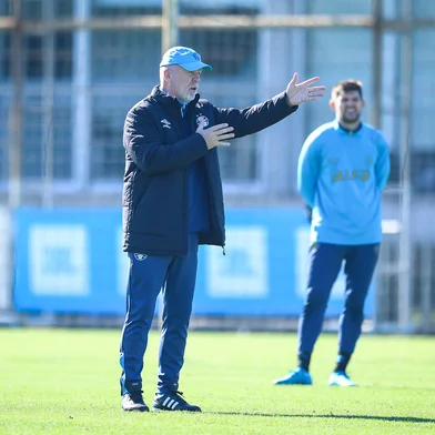 RS - FUTEBOL/ TREINO GREMIO 2025 - ESPORTES - Jogadores do Gremio realizam treino durante a manha desta sexta-feira, no CT Luiz Carvalho, na preparaÃ§Ã£o para a partida valida pelo Campeonato Brasileiro 2025. Na foto, Mano Menezes. FOTO: LUCAS UEBEL/GREMIO FBPA<!-- NICAID(16073543) -->