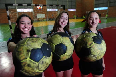 ExhibitionCAXIAS DO SUL, RS, BRASIL, 06/07/2022. Jogadoras Luana Molon, Manoele Molon e Julia Molon -  Luana (E), Manu (C) e Julia (D) são trigêmeas e jogam Handebol na Apahand desde 2018. As meninas de 15 anos estão disputando o Campeonato Gaúcho de Handebol pelo time de Caxias do Sul. (Porthus Junior/Agência RBS)Indexador: {Enter your name here}Fonte: {your name} / {your agency name}Fotógrafo: Agency photographer<!-- NICAID(15142148) -->
