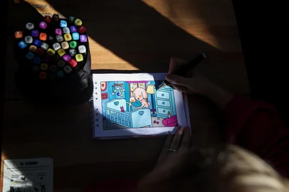 Jovens voltaram a comprar livros de colorir. Buscando formas de relaxar e burlar o extresse, jovens voltam a comprar e utilizar livros de colorir, canetas especiais e descobrem novo hobbie. Mariana Oliveira costuma frequentar cafés e colorir seus livros.Indexador: DF<!-- NICAID(16028412) -->