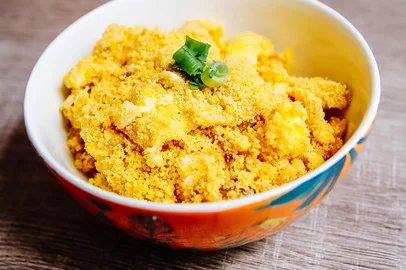 PORTO ALEGRE, RS, BRASIL, 27/10/2016 : Destemperados - Receitas com ovo / - Ovos rancheiros - Omelete recheada com queijo e presunto - Ovo mexido cremoso - Farofa de ovos e bacon - Quindão . (Omar Freitas/Agência RBS)Indexador: Omar Freitas<!-- NICAID(12529758) -->