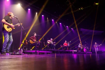 PORTO ALEGRE, RS, BRASIL, 24.03.2023: Os integrantes da banda Kleiton, Kledir, Quico, Gilnei, João Baptista e Zé Flávio- Os Almôndegas se reúnem em apresentação histórica no Araújo Vianna. Foto: Camila Hermes/Agencia RBS<!-- NICAID(15385478) -->