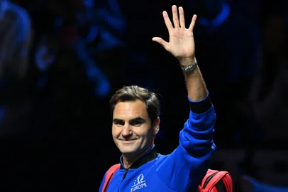 Switzerland's Roger Federer waves after a practice session ahead of the 2022 Laver Cup at the O2 Arena in London on September 22, 2022. (Photo by Glyn KIRK / AFP) / RESTRICTED TO EDITORIAL USEEditoria: SPOLocal: LondonIndexador: GLYN KIRKSecao: tennisFonte: AFPFotógrafo: STR<!-- NICAID(15214055) -->