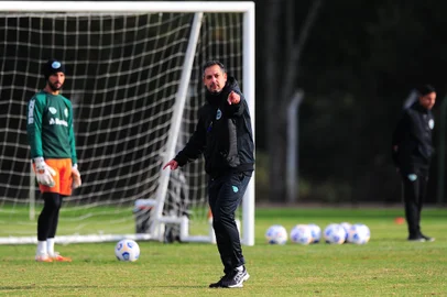 CAXIAS DO SUL, RS, BRASIL, 14/05/2021. Treino do Juventude no CT. O Juventude se prepara para a série A do campeonato brasileiro 2021. Na foto, técnico Marquinhos Santos. (Porthus Junior/Agência RBS)Indexador:                                 <!-- NICAID(14783924) -->