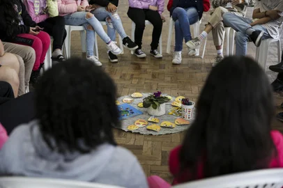 Porto Alegre, RS, Brasil, 09-10-2023: Estudantes participam de círculo da paz na Escola Municipal de Ensino Fundamental Liberato Salzano Vieira da Cunha, no bairro Sarandi. A maior escola da rede municipal de Porto Alegre implementou círculos da paz e laboratórios de acolhimento aos estudantes para estimular o diálogo, a resolução de conflitos e combater casos de violência. Foto: Mateus Bruxel / Agência RBSIndexador: Andre Avila<!-- NICAID(15564004) -->