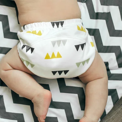 Baby boy in Eco cloth diaper on children's rug. Zero waste, eco-friendly concept. Top viewPORTO ALEGRE, RS, BRASIL, 08-09-2025: Fralda. Foto: Anikonaann/stock.adobe.comFonte: 378259143<!-- NICAID(16119895) -->