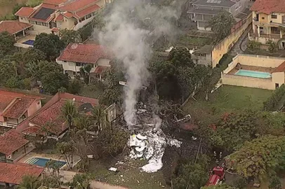 Avião com 62 pessoas a bordo cai em Vinhedo, SP; não há sobreviventes<!-- NICAID(15837185) -->