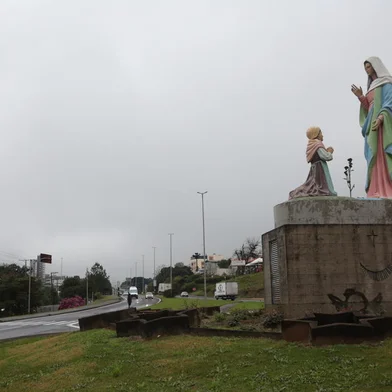 FARROUPILHA, RS, BRASIL, 23/08/2024. Estátua de Nossa Senhora de Caravaggio na rótula do trevo de acesso da Rodovia dos Romeiros com a RS-453, no km 119, em Farroupilha. Previsão de construção de um viaduto, na rodovia, poderá fazer com que o monumento seja removido.(Porthus Junior/Agência RBS)<!-- NICAID(15847966) -->