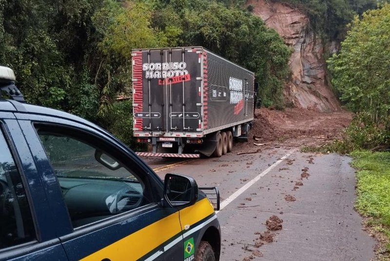 Carreta do grupo Sorriso Maroto com donativos fica presa na BR-116, em Vila Cristina, interior de Caxias do Sul <!-- NICAID(15761615) -->