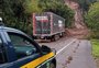 Com doações para o RS, carreta do grupo Sorriso Maroto fica presa em queda de barreira da BR-116, em Caxias do Sul 