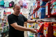 CAXIAS DO SUL, RS, BRASIL, 13/01/2026. Volta às aulas movimenta livrarias de Caxias do Sul. Na foto, Marcos Rossi Victorazzi. (Neimar De Cesero/Agência RBS)Indexador: Neimar De Cesero<!-- NICAID(16204078) -->