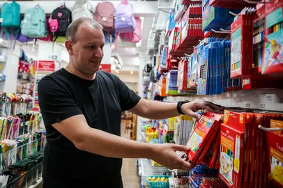 Neimar De Cesero / Agencia RBS CAXIAS DO SUL, RS, BRASIL, 13/01/2026. Volta às aulas movimenta livrarias de Caxias do Sul. Na foto, Marcos Rossi Victorazzi. (Neimar De Cesero/Agência RBS)Indexador: Neimar De Cesero<!-- NICAID(16204078) -->