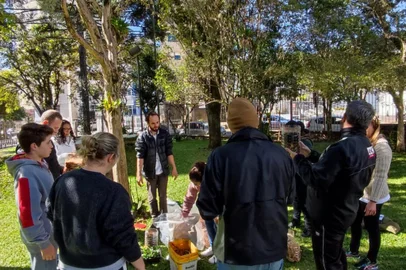 A transformação de resíduos orgânicos em adubo para jardinagem foi tema de oficina que ocorreu no final da manhã deste sábado (13), em Caxias do Sul. A aula foi ministrada pelo consultor ambiental Daniel Reolon, durante o drive-thru de coletas de resíduos, em uma iniciativa do Coletivo Coletivo Lixo Zero Caxias do Sul, na Semana da Compostagem. A ação ocorre no Pietá Parking, junto à Igreja de São Pelegrino até as 14h.-----------------<!-- NICAID(15427718) -->