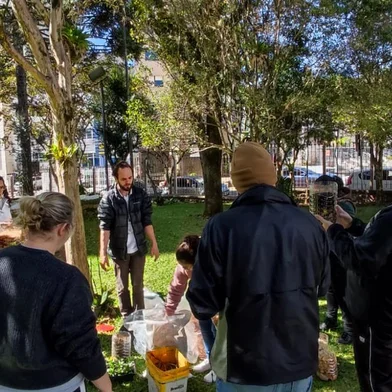 A transformação de resíduos orgânicos em adubo para jardinagem foi tema de oficina que ocorreu no final da manhã deste sábado (13), em Caxias do Sul. A aula foi ministrada pelo consultor ambiental Daniel Reolon, durante o drive-thru de coletas de resíduos, em uma iniciativa do Coletivo Coletivo Lixo Zero Caxias do Sul, na Semana da Compostagem. A ação ocorre no Pietá Parking, junto à Igreja de São Pelegrino até as 14h.-----------------<!-- NICAID(15427718) -->