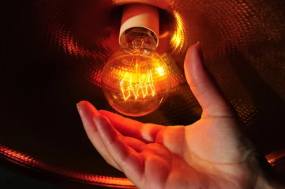 CAXIAS DO SUL, RS, BRASIL, 30/06/2021. Os reajustes nas contas de luz afetam o bolso do consumidor. Nesta semana, a Agência Nacional de Energia Elétrica (Aneel) aprovou o reajuste na bandeira tarifária vermelha patamar 2 — esse adicional é aplicado por causa do aumento do custo de produção de energia. A cobrança extra passou de R$ 6,24 para R$ 9,49 a cada 100 kWh consumidos, uma alta de 52%. (Porthus Junior/Agência RBS)<!-- NICAID(14822401) -->